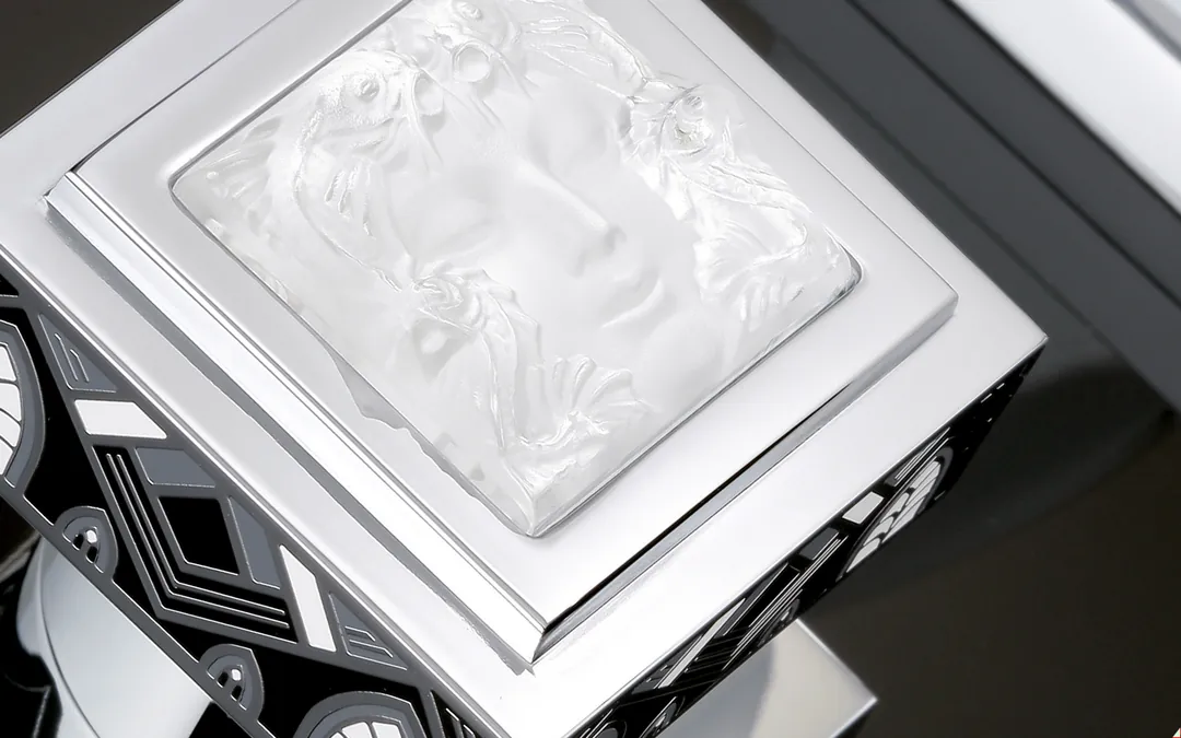 THG Paris Masque de Femme Lunaire